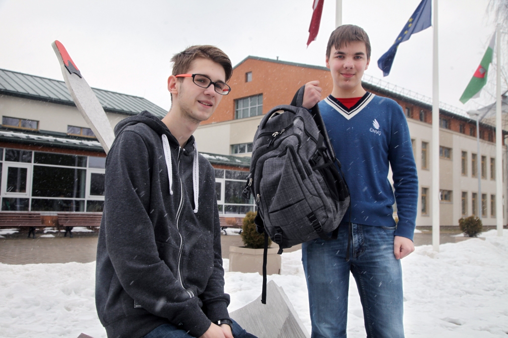 Ģimnāzists Ainārs Lapkovskis (no kreisās) nākotni vēlas saistīt ar programmēšanu, savukārt Kārlis Bošs, domājot par nākotnes izvēli, piebilst, lai arī ko izvēlētos, visa pamatā ir matemātika.	
Autors: Gatis Bogdanovs