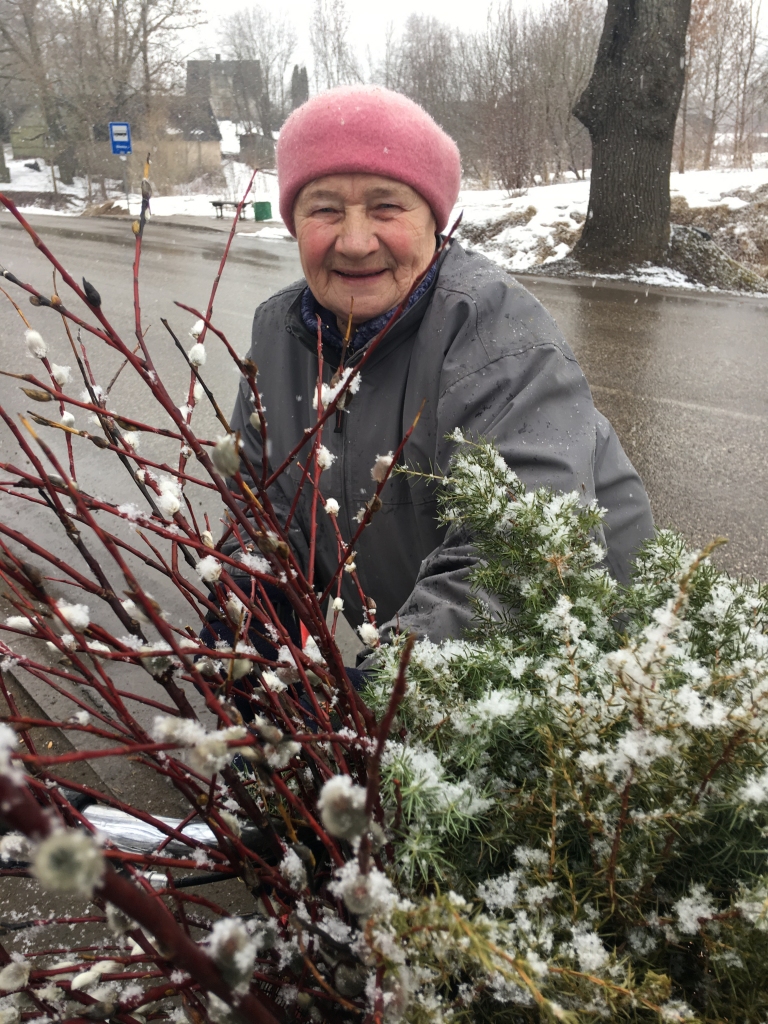 Pūpolsvētdienā bez pūpoliem nevar! Ludmila Belokoņa parūpējusies, lai pūpolzaru netrūktu pašai un arī draudzenei. Tos svētīs katoļu baznīcā un nesīs pēc tam mājās kā dārgumu Lieldienu gaidīšanas laikā. 
Autors: Diāna Odumiņa