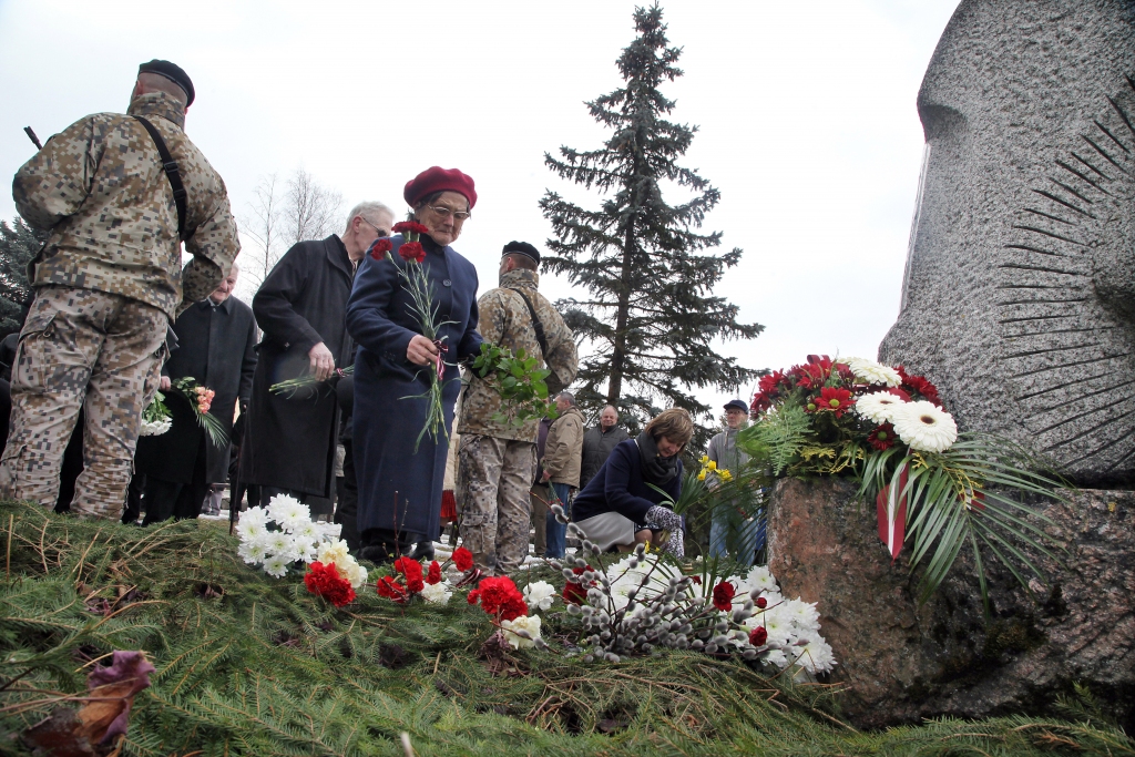 1949.gada 25.marts - viena no smagākajām un nežēlīgākajām dienām Latvijas vēsturē. Sēru un sāpju diena, kad atceras komunistiskā genocīda upurus. Katru gadu Latvijā un arī Gulbenē tiek rīkoti atceres brīži, lai pieminētu tos, kuriem nācās pārdzīvot dramatiskos notikumus. Senioru, kuri piedalās šajā atceres pasākumā, ar katru gadu kļūst arvien mazāk. Vēsturnieks Anatolijs Savickis norāda, ka 1949.gada 25.martā uzsāktā operācija “Krasta banga” bija otrais Staļina represiju kulminācijas vilnis Latvijas PSR. Izsūtīto skaita ziņā tā bija vislielākā Latvijas iedzīvotāju piespiedu pārvietošana. Latvijas Valsts arhīva dati liecina, ka no 1949.gada marta beigām līdz 1950.gadu vidum no Gulbenes apriņķa tika izsūtīti 1723 cilvēki.
Autors: Gatis Bogdanovs