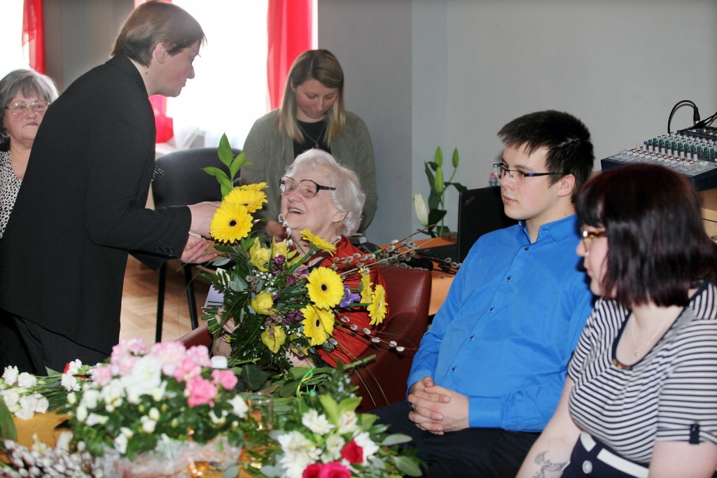 Vija Poļaka-Rikveile saka, lai šis dzejolis skan kā dāvana visiem, kas novadā dzirdējuši viņas dzeju un varbūt pat atceras Edgara un Annas Mūrnieku ansambli “Sarma” (1994-2005) un viņu izpildījumā arī viņas melodijas, un paldies, kas netika pateikts zālē: “Nav visi labie vārdi pasacīti, nav mīļās domas izdomātas vēl, lai paliek citam pavasarim ziedi un citai vasarai vēl jāņugunis kvēl. Bet laiks, kas šķir, un laiks, kas arī vieno, var kādreiz nebūt vairs, un tad būs žēl, ka labie vārdi paliek nepateikti un doma neiznesta smadzeņšūnās kvēl. Un sajūt sirds - vienalga, kā mēs gribam, laiks aizgājušais nav tā izdzēšams, tas vienmēr grauzīsies kā ķirmis vecā kokā, kā atgādinājums - cik tomēr skaisti bij.” 	
Autors: Gatis Bogdanovs