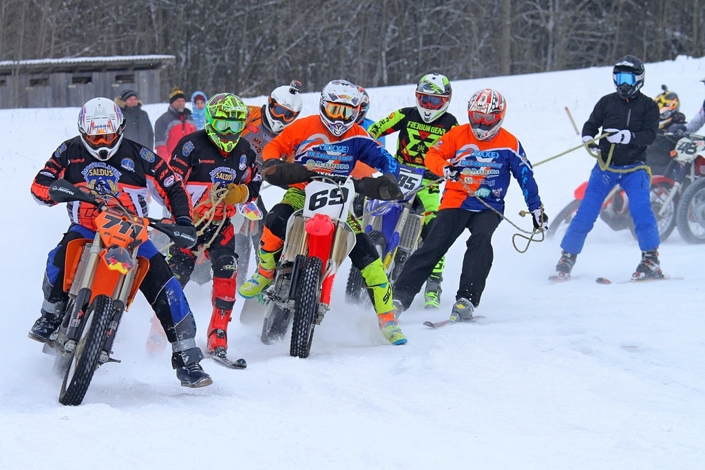 Latvijas čempionāta 1.posms skijoringā un motosportā notika motorparkā “Dimanti” Stāmerienā. Starp laureātiem šīs sezonas astoņos posmos lielajā meistaru klasē labākie ir gulbenietis  Didzis Gorbenko ar slēpotāju Andri Dzirkali (nr. 69). 	
Autors: no LaMSF fotoarhīva