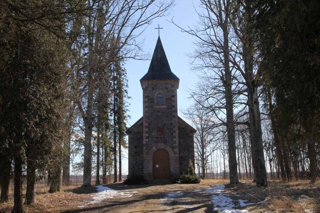 Jaungulbenes baznīca savulaik bijusi Jaungulbenes muižas kompleksa sastāvdaļa - kapella, ko muižas īpašnieks Pauls fon Tranzē-Rozeneks licis pārbūvēt par kapellu mirušajai sievai Adai Tranzē-Rozenekai. 
Autors:  Gatis Bogdanovs