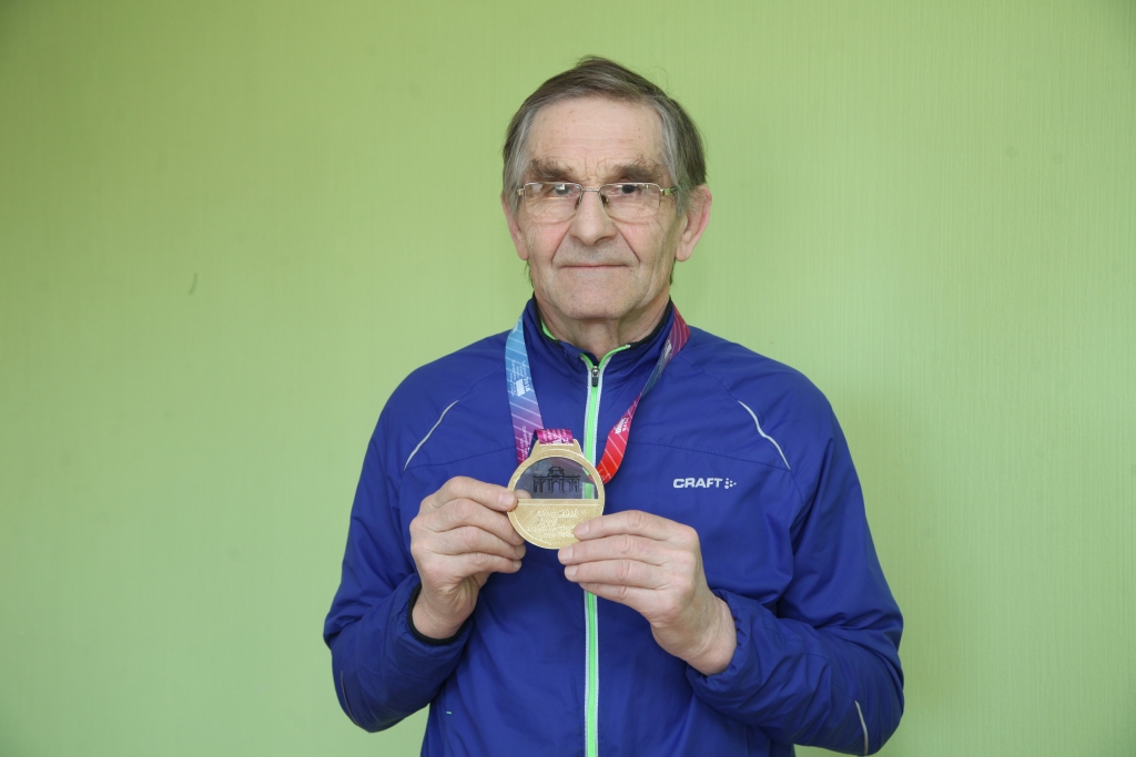 Guntis Balodis lepojas ar izcīnīto zeltu Eiropas veterānu čempionātā vieglatlētikā.  
Autors: Gatis Bogdanovs