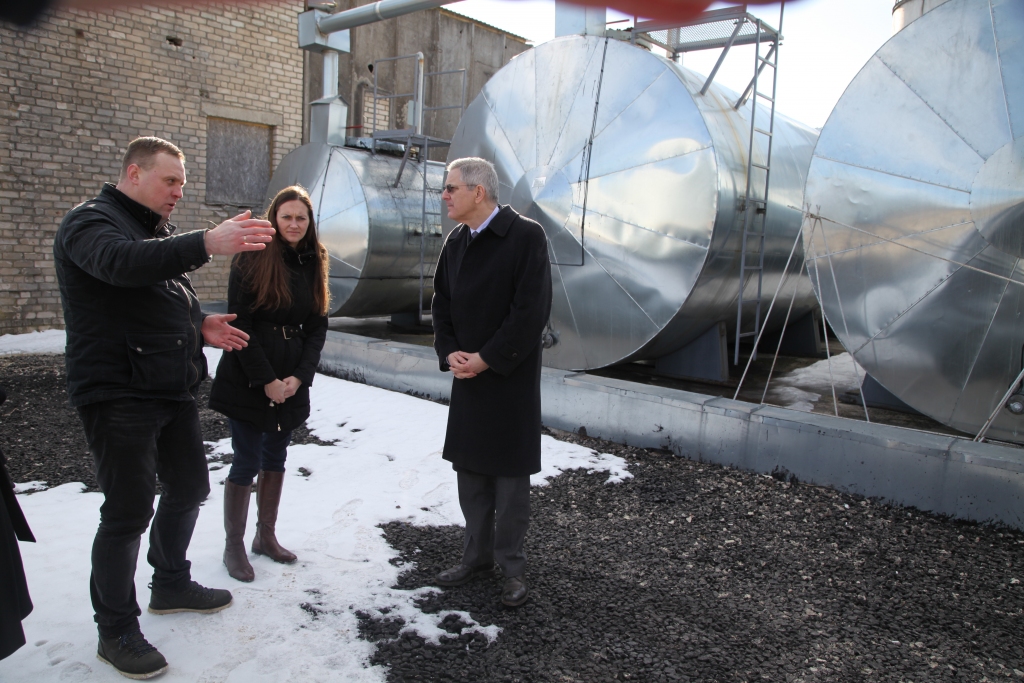 Maz iedzīvotāju, bet daudzi ir iniciatīvas bagāti! Tāda ir Kanādas vēstnieka Latvijā Alēna Osēra (no labās) atziņa pēc lietišķās vizītes Gulbenes novadā. Viņš ielūkojās arī bitumena materiālu ražošanas uzņēmumā “Polymix Baltics”, kur Dmitrija Brieža vadībā neliels kolektīvs strādā, izmantojot mūsdienu tehnoloģijas. 
Autors: Gatis Bogdanovs