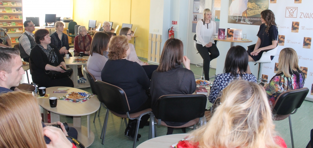 Ietilpīgo marta pasākumu maratonu noslēdza nesteidzīga saruna sestdienas pēcpusdienā ar šobrīd pārdotāko latviešu romānu “Saplēstās mežģīnes” un “Debesis pelnos” autori Karīnu Račko.
Autors: no personiskā arhīva