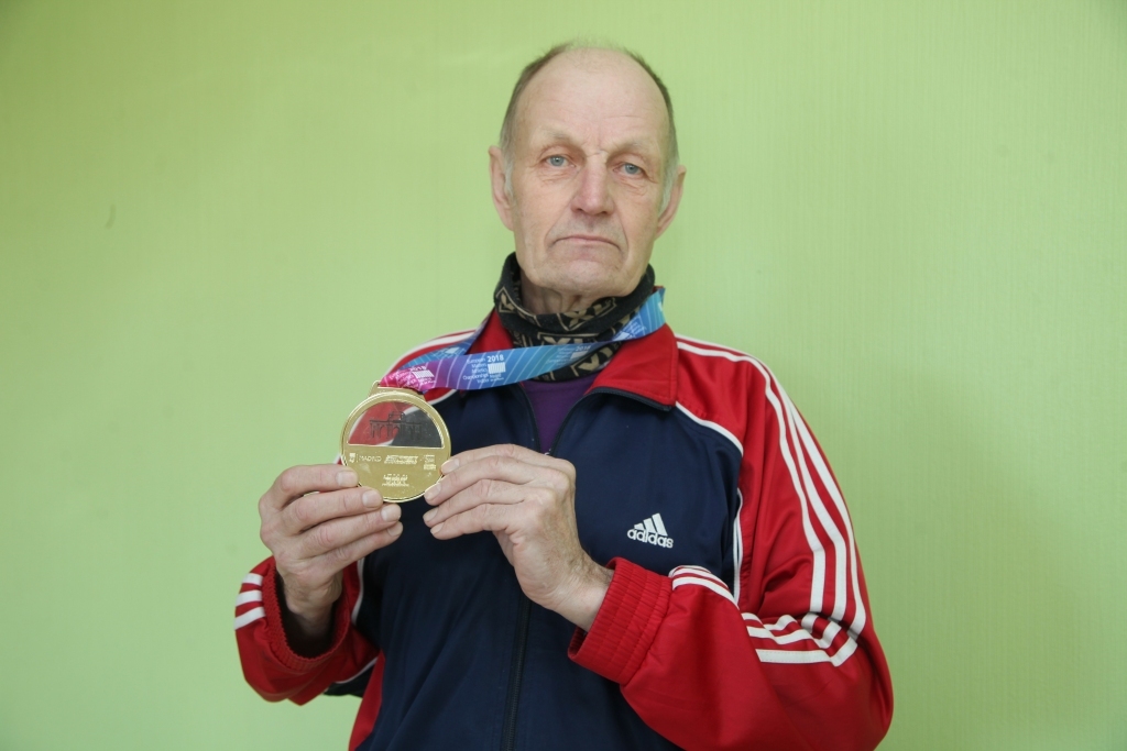 Harijs Āboliņš  lepojas ar izcīnīto zeltu Eiropas veterānu čempionātā vieglatlētikā.  
Autors: Gatis Bogdanovs