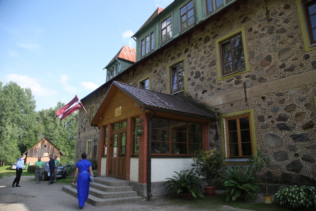 Gatavojas Rankas pamatskolas pārcelšanai no tā saucamās vēsturiskās Lutera skolas...
Autors: no Dzirksteles arhīva