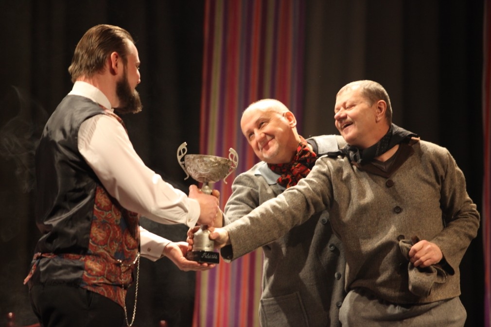 Režisores Edītes Siļķēnas iestudētā izrāde “Mūsu pokāls” Latvijas amatierteātru iestudējumu “Gada izrāde 2017” un Ādolfa Alunāna darbu iestudējumu skatē palika nepārspēta un saņēma augstākos punktus no A.Alunāna iestudējumiem visā Latvijā.
Autors: no Dzirksteles arhīva