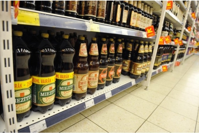 Valsts ieņēmumu dienests (VID) atgādina, ka no 2018.gada 1.aprīļa  aizliegts pārdot alkoholiskos dzērienus iepakojumos, kas lielāki par ½ litru, ja to stiprums pārsniedz 5,8%,  kā arī iepakojumos, kas lielāki par 1 litru, ja to stiprums ir 5,8% vai mazāks. Pārdošanas ierobežojumi pamatā attiecas uz alkoholiskajiem dzērieniem, kas pildīti PET pudelēs.
Autors: ilustratīvs