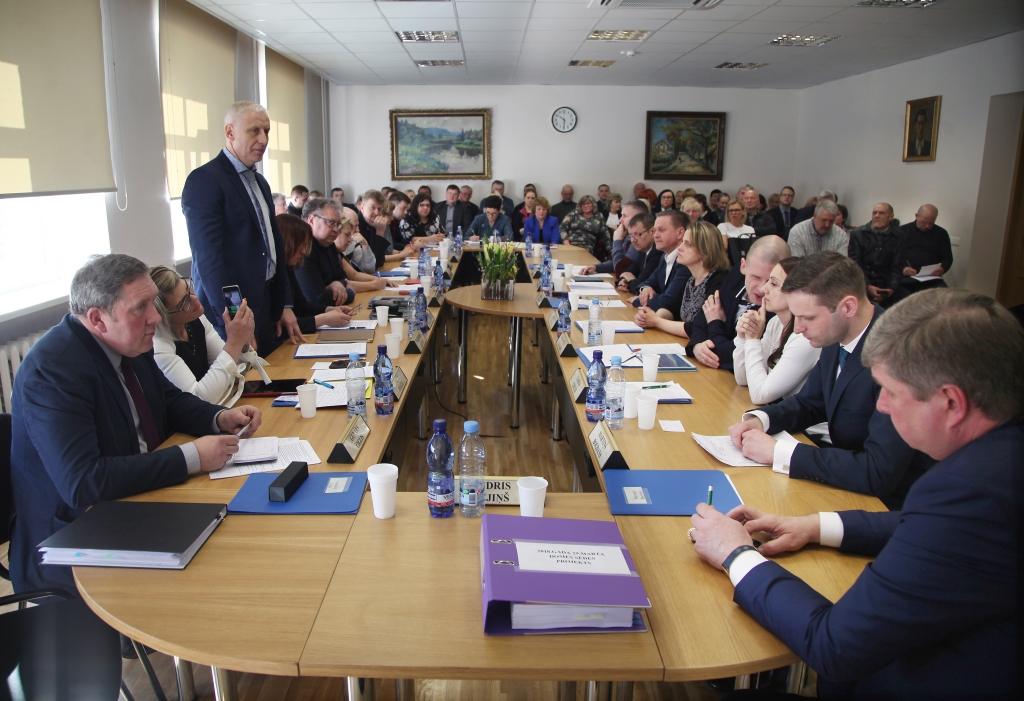 Kopš 29.marta Gulbenes novada domei ir jauna vadība. Viena atpazīstama uzņēmēja vietā pie pienākumiem novada domē stājies cits ne mazāk pazīstams uzņēmējs. Tas ir 1966.gadā dzimušais Normunds Audzišs (ZZS). Novada domē viņš ir ne jau pirmo sasaukumu. Uzņēmējdarbībā zināms SIA “Dimdiņi”, SIA “Dimdiņi Agro”, SIA “Skriveru Saldumi” un k/s “Mūsmāju dārzeņi” valdes loceklis. Zīmīgi, ka 2017.gada 3.jūnija pašvaldības vēlēšanās N.Audzišs bija ieguvis 2234 vēlētāju balsis un bija trešais populārākais ZZS kandidātu sarakstā aiz Andra Vējiņa ar 2309 balsīm un Lāsmas Gabdulļinas ar 2296 balsīm.
Par novada domes priekšsēdētāja vietnieku ir sācis strādāt 1971.gadā dzimušais Andis Caunītis (ievēlēts no “Vienotības”, bet tagad ir biedrības “Sabiedrība Centriskai Politikai” reģionālā nodaļa vadītājs), kurš šādu pašu pienākumu tika veicis jau iepriekšējā sasaukumā. Pagājušā gada pašvaldības vēlēšanās A.Caunītis bija ieguvis 1839 vēlētāju balsis un bija pats populārākais kandidāts “Vienotības” sarakstā.
Autors: Gatis Bogdanovs