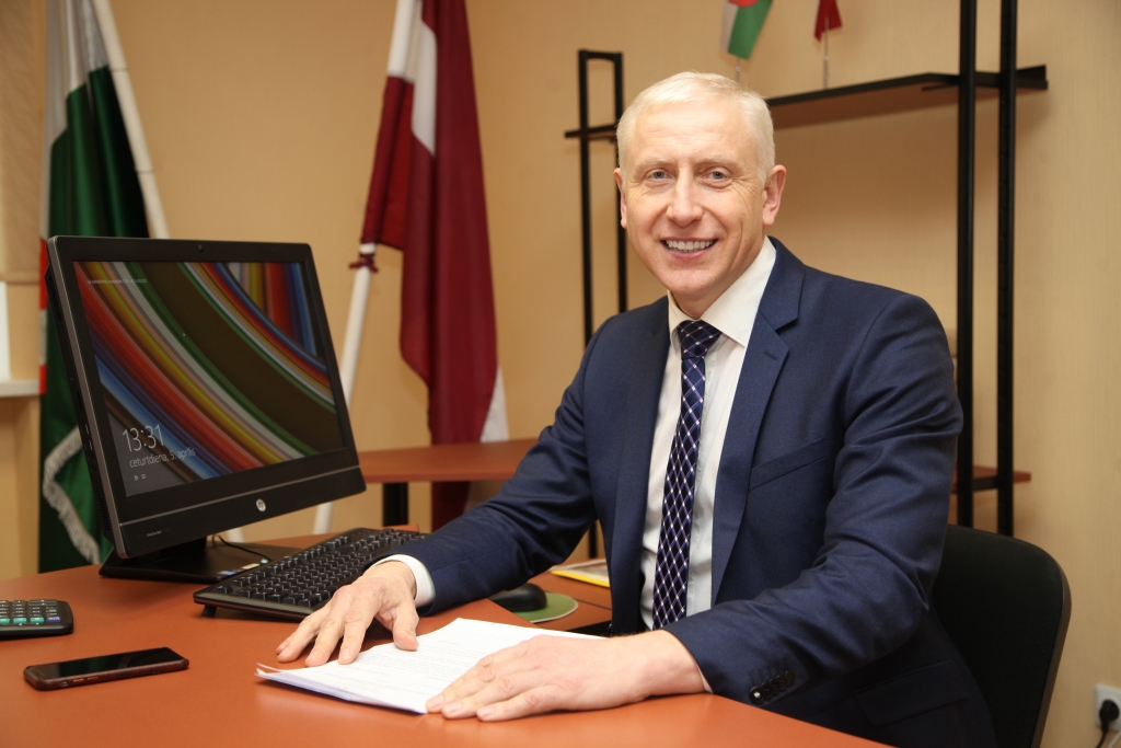 Gatavs uzklausīt visus viedokļus. Normunds Audzišs novada domē priekšsēdētāja pienākumus sācis pildīt, cenšoties izrunāties ar visiem, arī ar tiem, kuriem ir pretenzijas sakarā ar vadības maiņu novada pašvaldībā. 
Autors:  Gatis Bogdanovs 