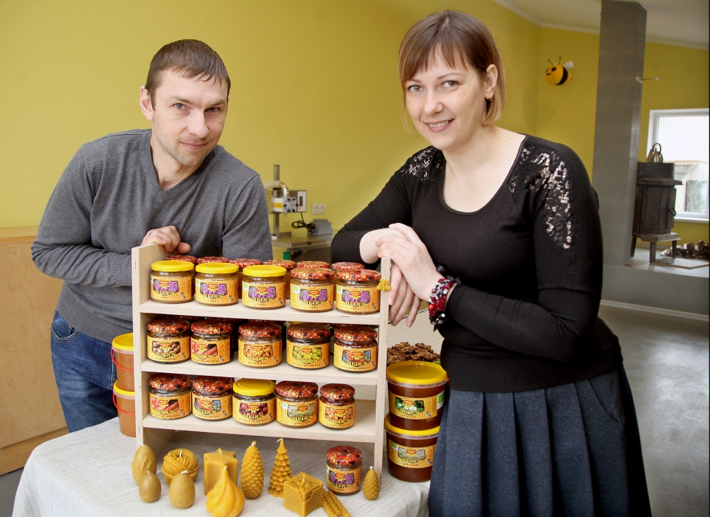 Rolands un Līga Krevici novērojuši, ka dažādu ziedu medus ir visiecienītākais. “Pircēji parasti sakot – man, lūdzu, medu. Bet tad, kad jautāju, kādu medu, un pastāstu, kādu veidu ir, tas viņus izbrīna, ka medus var būt tik dažāds,” stāsta bitenieks. Taču “Lukstiņos” ir padomāts arī par medu ar dažādām sukādēm, piemēram, rabarberu, ķirbju, dzērveņu, pīlādžu, ir medus ar riekstiem, medus ar šokolādi. Tas ir bijis Rolanda sapnis, ka vajag ko vairāk, ne tikai medu.	
Autors: Gatis Bogdanovs