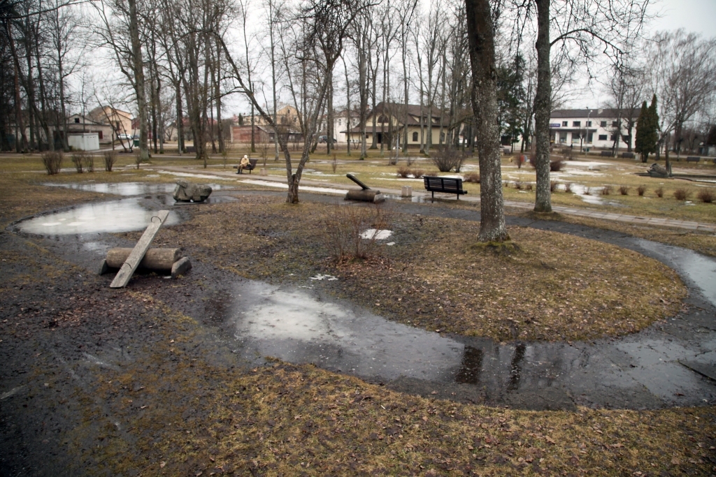 Aprīļa ūdeņi. Tie raksturīgi daudzviet Gulbenē, bet Jaunatnes parkā šī aina ir sevišķi acīs krītoša. Vietām pat gājēju celiņi ir ūdenī.
Autors: Gatis Bogdanovs