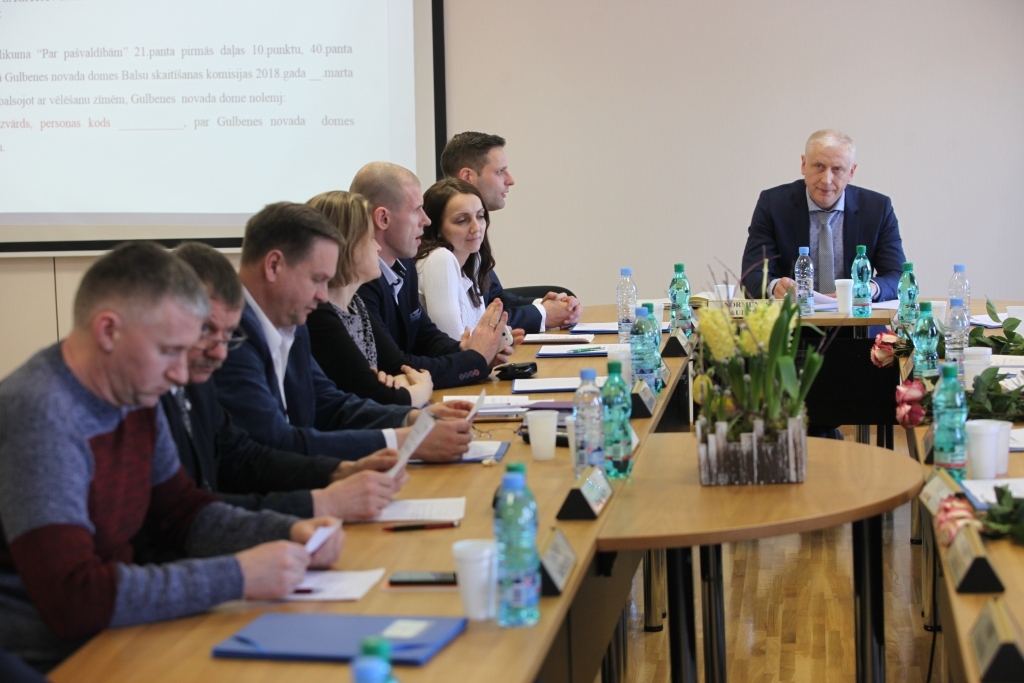 Jaunā vadība ir gatava strādāt. Gulbenes novada deputāti pašvaldības vadītājam Normundam Audzišam un viņa vietniekam Andim Caunītim ir piešķīruši visas pilnvaras un nodevuši viņu rīcībā tehnisko aprīkojumu, kā arī noteikuši mēnešalgas.
Autors: Gatis Bogdanovs