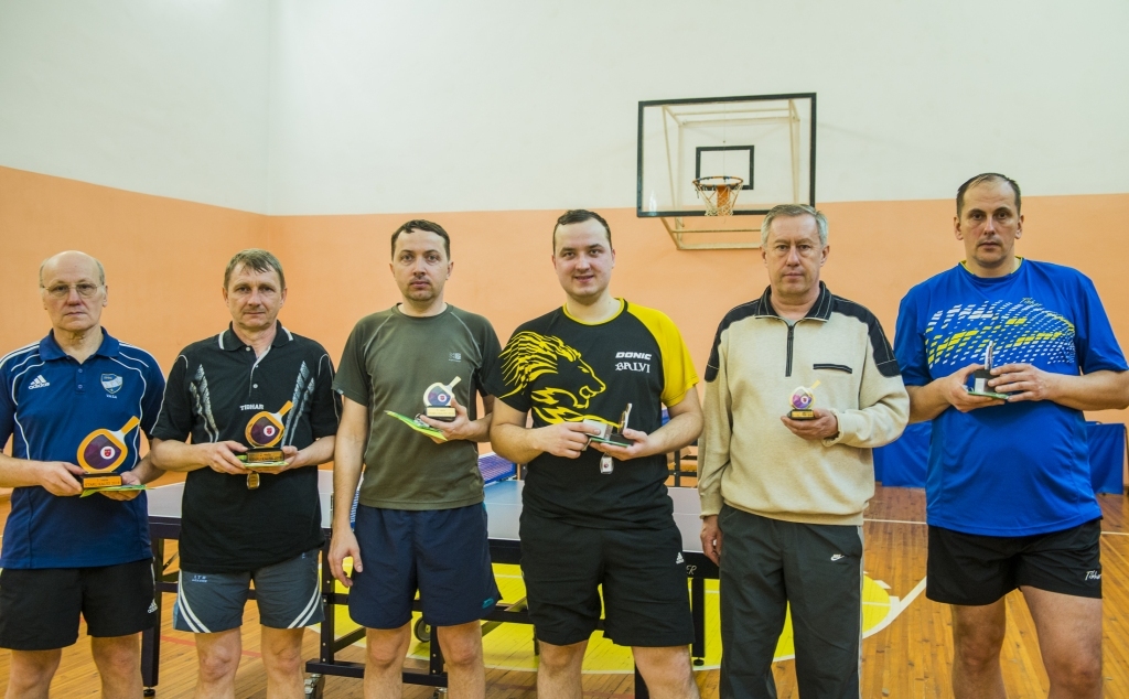 Kopvērtējuma uzvarētāji A grupā “Staru kausā 2018”: (no kreisās) Guntis Lezdiņš (Valmiera) - 1., Aigars Žvīgurs (Gulbene) - 2., Aivars Dulbergs (Alūksne) - 3., Guntis Dulbergs (Balvi) - 4., Agris Koris (Gulbene) - 5., Dainis Neilands (Gulbene) – 6.vieta. 
Autors: no privāta arhīva