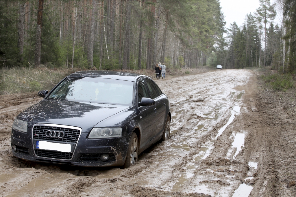Šonedēļ “Dzirkstele” saņēma vairāku autovadītāju telefona zvanus par katastrofālo lauku ceļu stāvokli. Viens no kritiskākajiem bija ceļa posms Galgauska-Tirza (pirms tilta pār Tirzu), kas bija pilnīgi neizbraucams. “Dzirkstele” pārliecinājās, ka vairākas automašīnas tur ir iestigušas dubļos un netiek ārā. 	
Autors: Gatis Bogdanovs