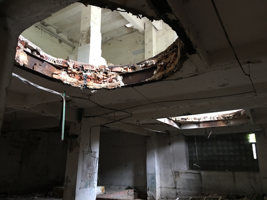 Bīstama teritorija. Visur stikli, caurumi. Bijusī alus rūpnīca Gulbenē ir vieta, kur “ekskursants” vai ekstrēmu selfiju tīkotājs traumu var gūt uz katra soļa. 	
Autors: Diāna Odumiņa 