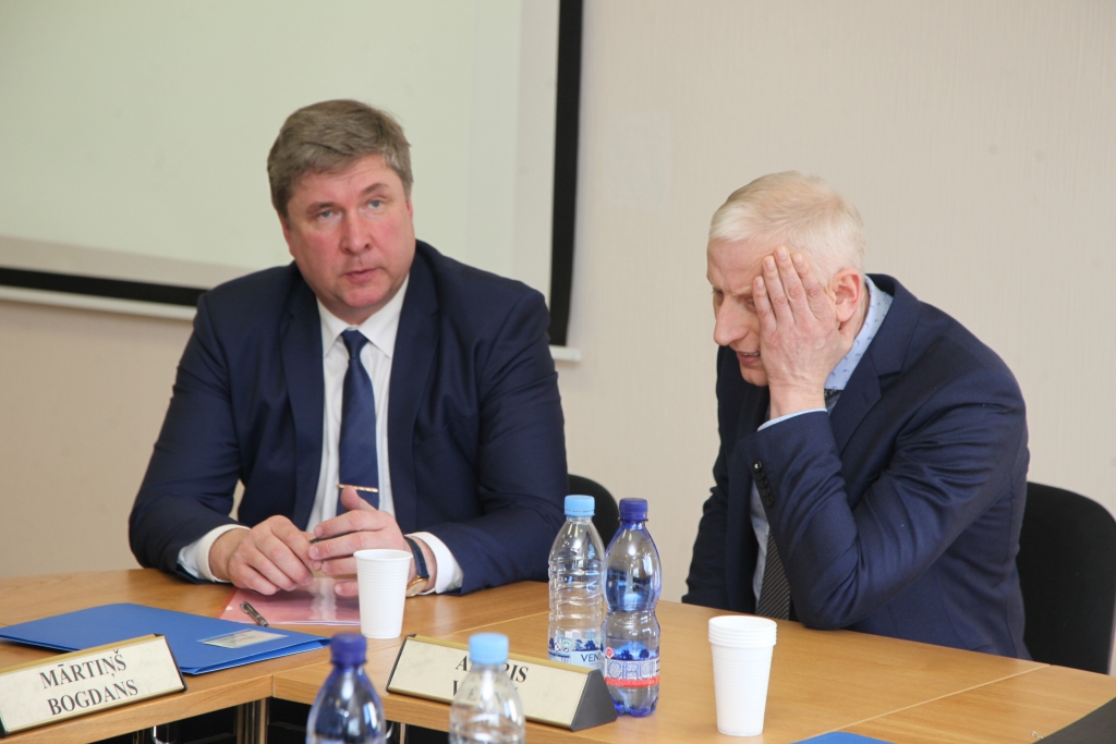 “Es nolieku savas vieglās dienas,” atzīst jaunais domes vadītājs Normunds Audzišs, kad Andris Vējiņš viņu brīdina par absolūtu ļaunumu - domes darbiniekiem.
Autors: Gatis Bogdanovs