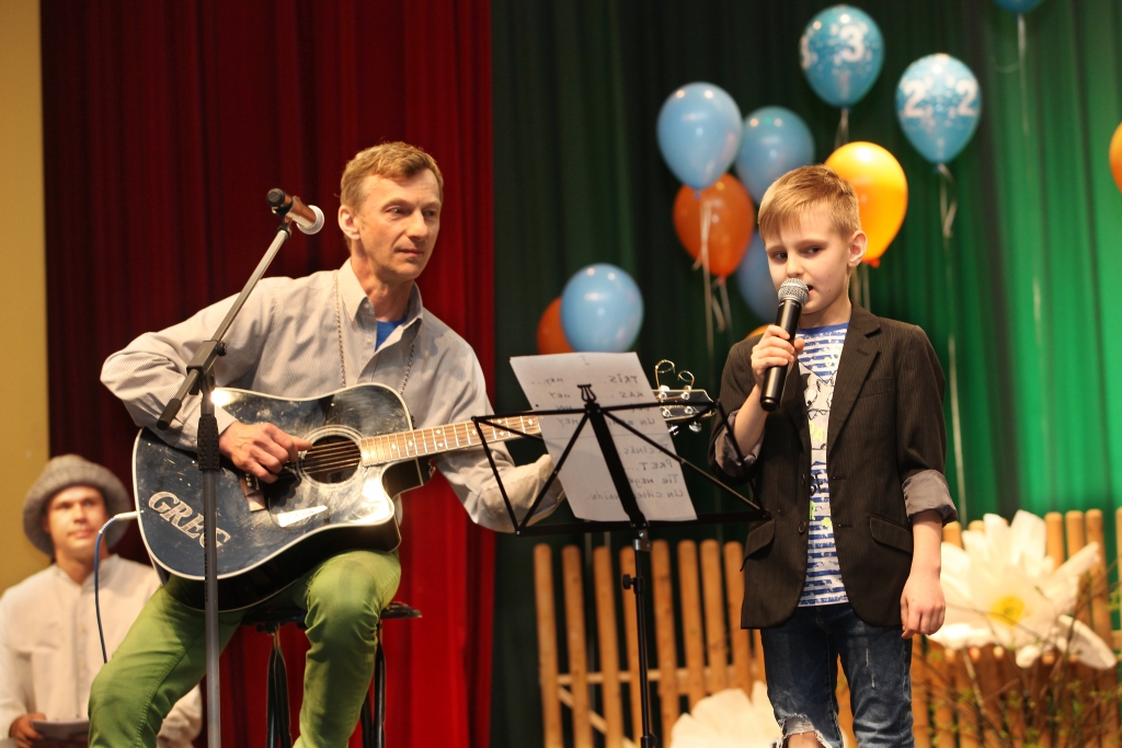 Pagājušās nedēļas nogalē Gulbenes kultūras centru pieskandināja bērnu balsis, jo novada mazie dziedātāji sacentās par titulu “Balss burvis 2018”. Konkursā piedalījās divdesmit dalībnieki. Tā tēma bija “Mūsu dziesmas Latvijai”, līdz ar to dalībnieki ne tikai dziedāja, bet arī izteica savu novēlējumu Latvijai dzimšanas dienā. Mazais dziedātājs Gregs jau sen sapņoja piedalīties šajā konkursā. Viņa tēvs mūziķis Grigorijs Gorodko gan neslēpj - dēls ļoti pārdzīvojis, ka nav izdevies izcīnīt 1.vietu. Toties skatītājus un konkursa dalībniekus ļoti uzrunājusi viņu kopīgi dziedātā dziesma “Veltījums”, kuru sacerējis un komponējis pats Grigorijs. “Dažas māmiņas zālē pat apraudājās, kad mēs dziedājām šo dziesmu. Dziesma ir emocionāla,“ stāsta Grigorijs. 
Autors: Gatis Bogdanovs