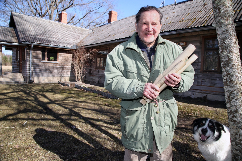 Kā dārgumu Vilis Kazainis glabā vēsturiskus dokumentus, 19.gadsimtā izdotu mājas un zemes plānu, kā arī kredītu atmaksas aprēķinus, kas apliecina – šī zeme izpirkta no Dūres muižas īpašnieka. Pie mājas redzams gadskaitlis, kad ēku sāka celt. 			  
Autors: Gatis Bogdanovs