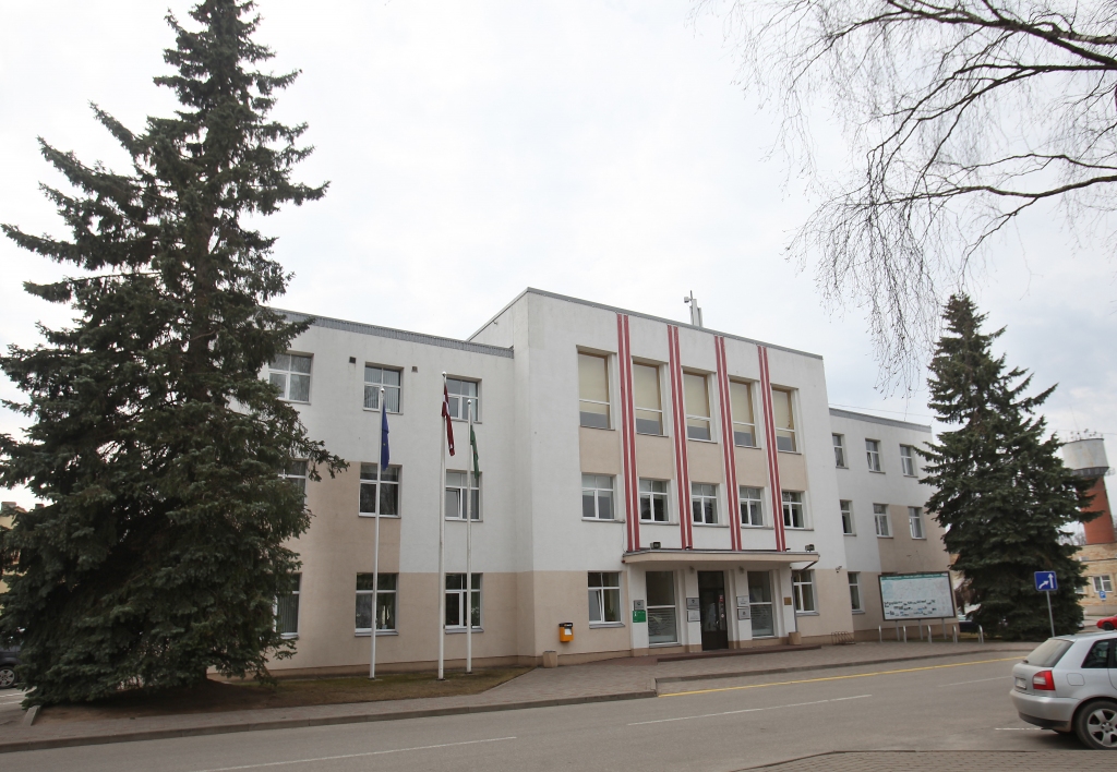 Varas maiņa Gulbenes novada domē notika Zaļajā ceturtdienā. Pēc latviešu senajām tradīcijām tā ir buršanās un zīlēšanas diena. Bet Lielajā piektdienā ir ieteicams “ķemmēt matus zem eglēm”, tad “nesāpēs galva”. Novada domes administratīvā ēka akurāt atrodas zem kuplām balteglēm. Vai tas nozīmē, ka šis sasaukums tālāk aizritēs bez lielām galvassāpēm? 
Autors:  Gatis Bogdanovs