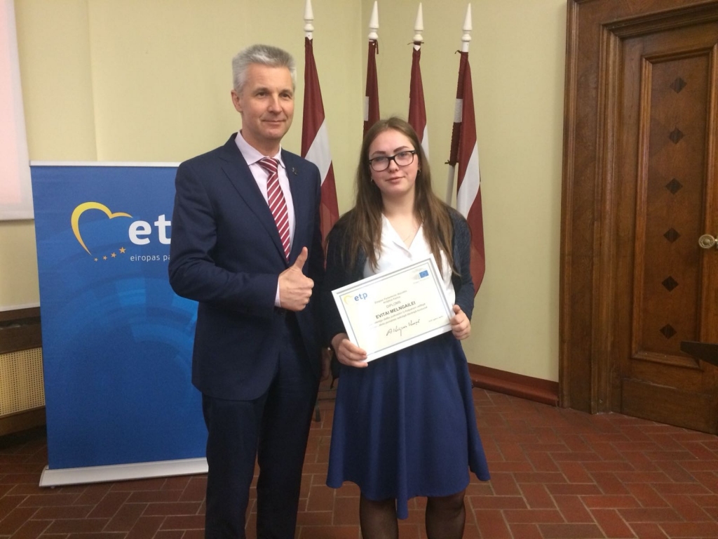 Par konkursa rezultātiem oficiāli tika paziņots 6.aprīlī konkursa finālā, kas risinājās Kara muzejā Rīgā. Uzvarētāja – Evita Melngaile. Konkursus atbalstīja Eiropas Parlamenta deputāts Artis Pabriks.
Autors: no personiskā arhīva