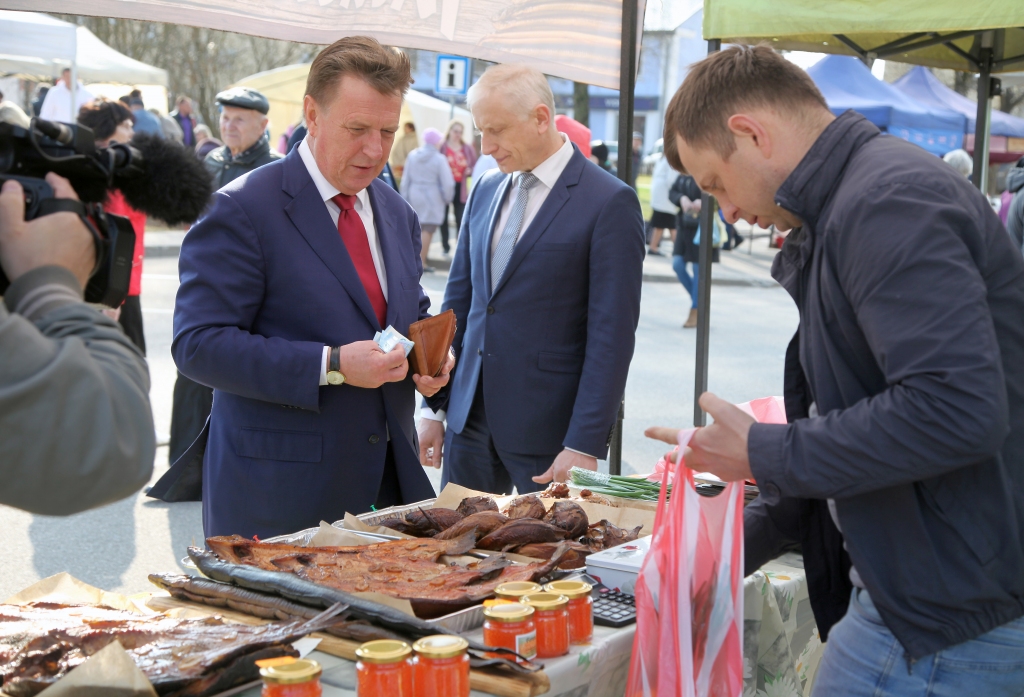 Premjers Māris Kučinskis Gulbenē apmeklēja Zaļo tirdziņu kopā ar novada domes priekšsēdētāju Normundu Audzuišu, parunājās ar cilvēkiem, nopirka pirts cepuri, foreli un foreles ikrus. 
Autors: Gatis Bogdanovs
