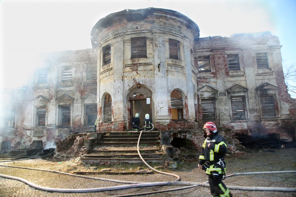 Daudz skatītāju klātienē un virtuālajā pasaulē piektdien, 20.aprīlī, bija Vecgulbenes muižas Baltās pils drupu ugunsgrēka laikā. Gulbenē nerimst runas par ugunsgrēka iemesliem. Oficiālā versija ir neskaidros apstākļos aizdegušies atkritumi pie pils pēc tās kopšanas darbiem. Šos atkritumus nebijis plānots dedzināt, tos gatavojās izvest no pils teritorijas. Šajās dienās Gulbenes nelaime nepaslīdēja garām arī nacionālajiem masu informācijas līdzekļiem. Par notikušo bija zinošs pat premjers Māris Kučinskis, kurš sestdien darba vizītē bija ieradies Gulbenē un pats redzēja arī Baltās pils drupas pēc ugunsgrēka. Viņa viedoklis bija, ka notikušajā vainojams piektdienas vējš. Te vietā komentāros “Dzirksteles” portālā rakstītais par to, vai prāta darbs bijis kādam piešķilt uguni atkritumiem pie pils vējainā laikā.		
Autors: Gatis Bogdanovs