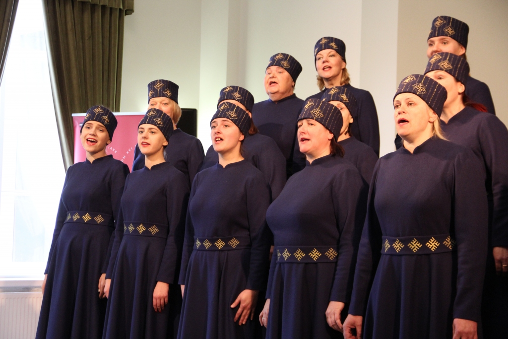 Jaungulbenes sieviešu kora “Liede” dziedātājas apriņķa koru skatē pirmo reizi dzied jaunos tērpos, ko atzinīgi vērtē Nacionālā kultūras centra Tautastērpu konsultatīvās padomes eksperte Anete Karlsone. 		
Autors: Agita Bērziņa