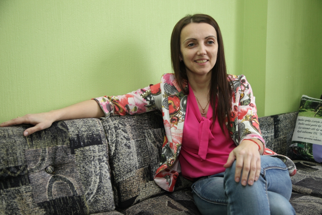 Emocijas cenšas neizrāda uz āru! “Laikam esmu tā ģimenē audzināta. Esmu intraverta. Vairāk visu pārdzīvoju sevī,” saka Larisa Cīrule. Emocionāli grūtākās viņai šķiet situācijas, ja par vienu un to pašu jautājumu, problēmu ir jārunā vairākas reizes pēc kārtas, bet vienalga saprasties neizdodas. Tomēr arī tad ir jāmeklē šādas situācijas cēloņi – uzskata L.Cīrule. 
Autors:  Gatis  Bogdanovs 