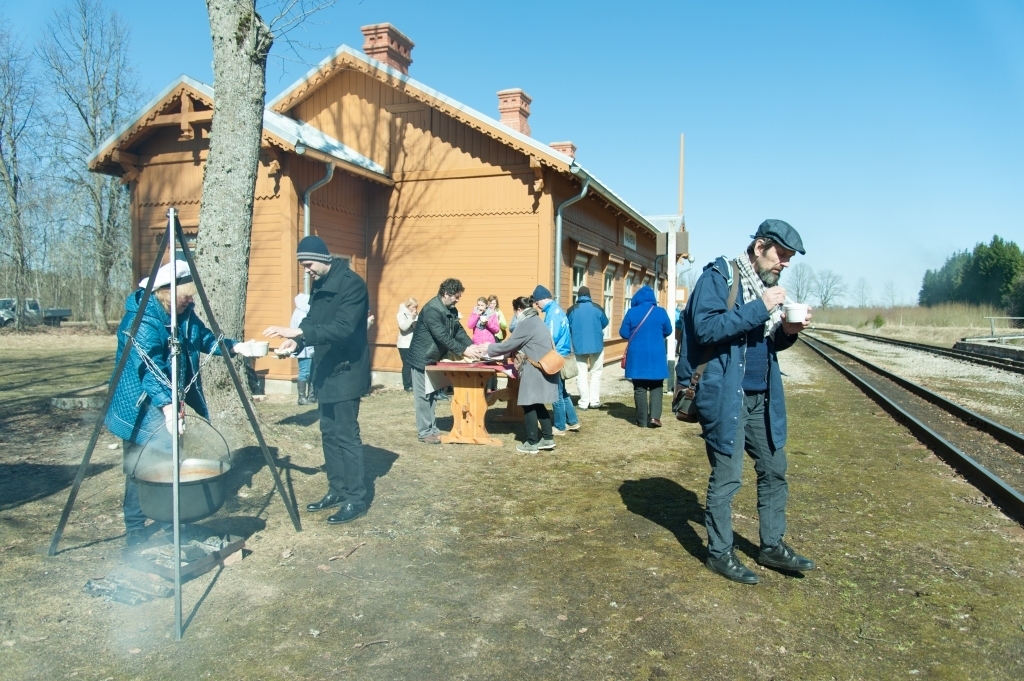 
Viss kā 20.gadsimta sākumā. Kalnienas stacija piesaista ar senatnes elpu, autentiskumu un lauku vides pievilcību. To pagājušajā nedēļā novērtēja arī bānīša realizētā starptautiskā projekta partneri.   
Autors: no personiskā arhīva