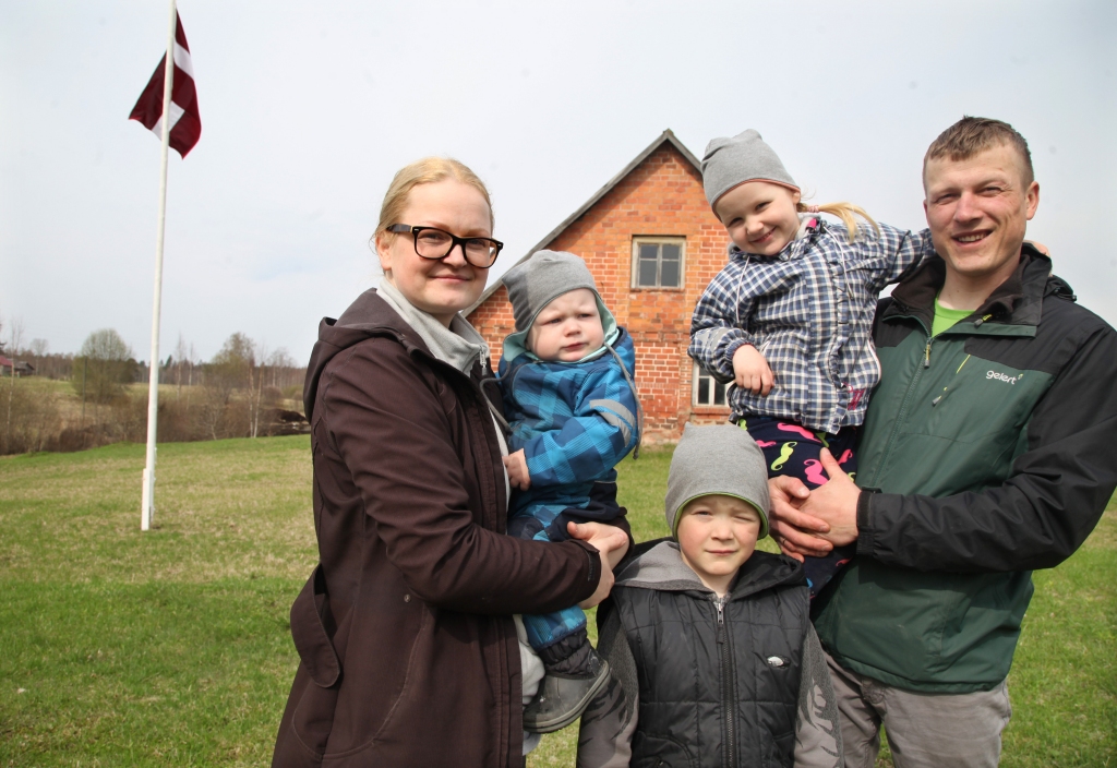 “Laukos mēs jūtamies laimīgi, un esam pārliecināti, ka labākā vieta uz zemes ir Latvija!” atzīst stāmerenieši Agija un Kaspars Glāznieki, kuri aptuveni pirms gada nopirka lauku īpašumu Lejasciema pagastā. “Te ir īpašā lauku mājas smarža. Klona grīda. Par mums smejas, un prasa - kam mums klona grīda, bet ar to mums saistās siltas bērnības atmiņas. Protams, māja ir veca, savu laiku nokalpojusi, bet mēs te varam dzīvot un baudīt lauku dzīvi jau tagad, kaut vai tikai pa nedēļas nogalēm. Mums ir pašiem savs Latvijas stūrītis. Mēs saistām savu nākotni ar Lejasciemu, ar šo vietu, ar saviem “Glāzniekiem”,” uzsver Agija.
Autors: Gatis Bogdanovs