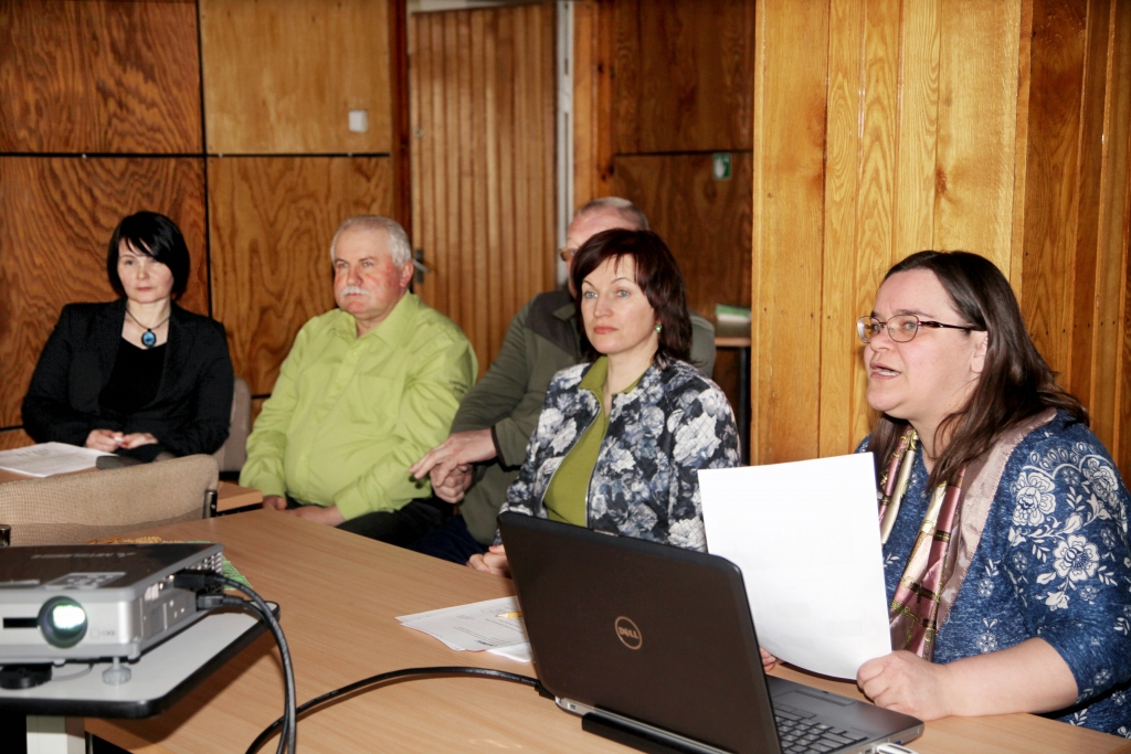 Prieks par pārkāpumu skaita samazināšanos Ziemeļaustrumu virsmežniecības teritorijas mežos ir ne tikai virsmežniecības inspektorei juridiskajos jautājumos Inesei Trupovniecei (no labās), bet visiem virsmežniecības darbiniekiem. 	
Autors: Gatis Bogdanovs