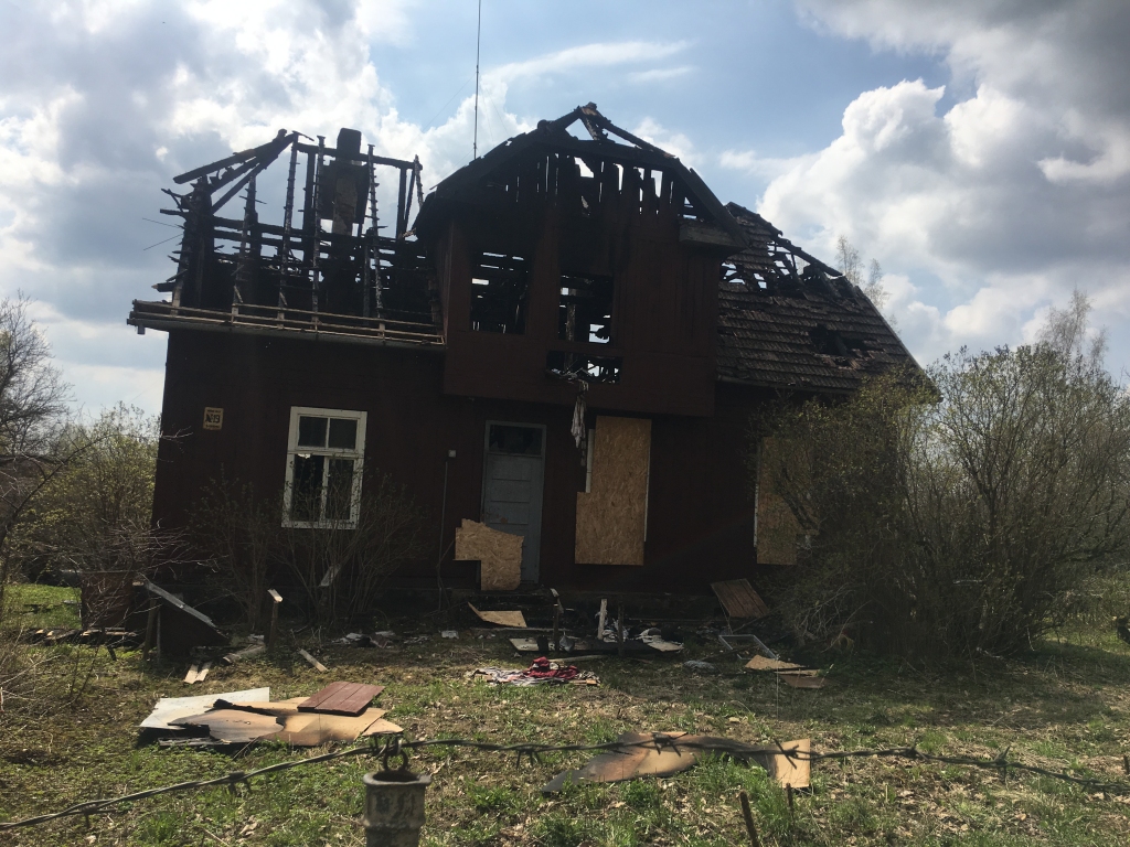 Degusī māja atrodas labi redzamā vietā – pretī Gulbenes vecajai kapsētai un netālu no degvielas uzpildes stacijas.
Autors: Diāna Odumiņa