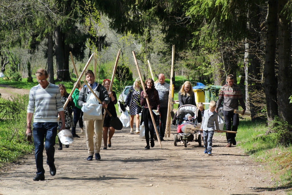 Turpinājās bērzu alejas atjaunošana. Stāmerienas pagastā Baltā galdauta svētki sākās ar talku. 	
Autors: Ailita Brezinska