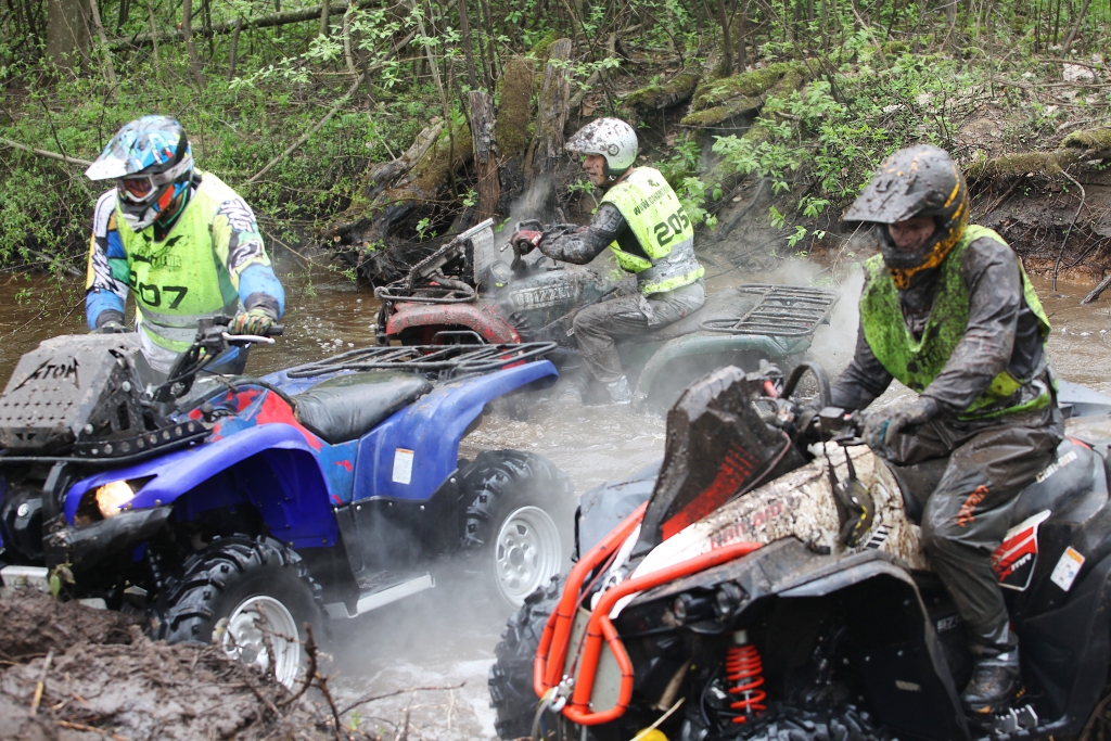 Dubļu apļu sacensībās atpūtas kompleksā “Dīķsalas” gan vieglākajā, gan grūtākajā trasē visvairāk piedalījās braucēji ar kvadracikliem trīs klasēs – “ATV Hobijs 750”, “ATV Hobijs” un “ATV Sports”.	
Autors:  Gatis Bogdanovs