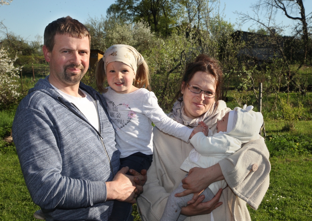 Svētdienas ir ģimenes dienas. Tad visa Strapcānu saime vienmēr ir kopā. Tādu kārtību iedibinājis ģimenes galva Jānis. Par to ir laimīga viņa sieva Līga un abu bērni – Bernadete un šogad pasaulē nākušais Jānis Pāvils. 	
Autors: Ginta Alberte