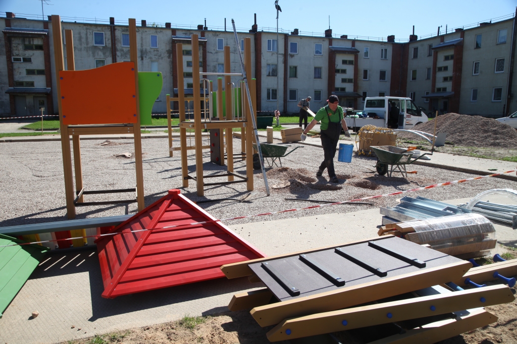 Stāķos bērnu pietiek un jau sen esot bijusi nepieciešamība pēc kārtīga rotaļlaukuma. Tagad ideja par jauno rotaļlaukumu ir realizēta.
Autors: Gatis Bogdanovs