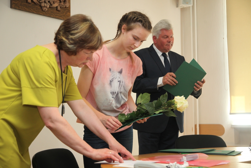 Lizuma vidusskolas skolniece Elza Martinova izcilus rezultātus uzrādījusi vairākos mācību priekšmetos. 
Autors:  Gatis Bogdanovs