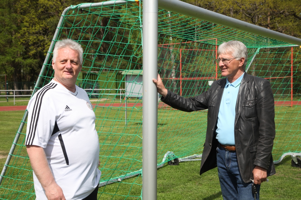 Futbolam novadā – būt un attīstīties! Ar šādu Arņa Martuseviča vēlējumu kārtējo futbola vārtu komplektu dāvanā no biedrības “FB Gulbene 2005” saņēmis Gulbenes Sporta centra direktors Ziedonis Lazdiņš, kurš ir divu pilsētas stadionu saimnieks. 
Autors: Gatis Bogdanovs