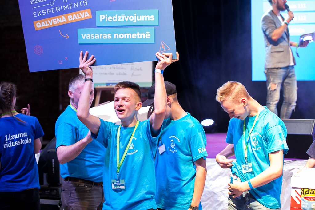 Latvenergo koncerna 8. un 9. klašu erudīcijas konkursā “FIZMIX Eksperiments” Gulbenes 2. vidusskolas komanda “Jumeits” valsts mērogā izcīnījusi augsto 3. vietu, balvā saņemot ceļazīmi uz īpašu vasaras nometni.
Autors: no konkursa “FIZMIX Eksperiments” arhīva