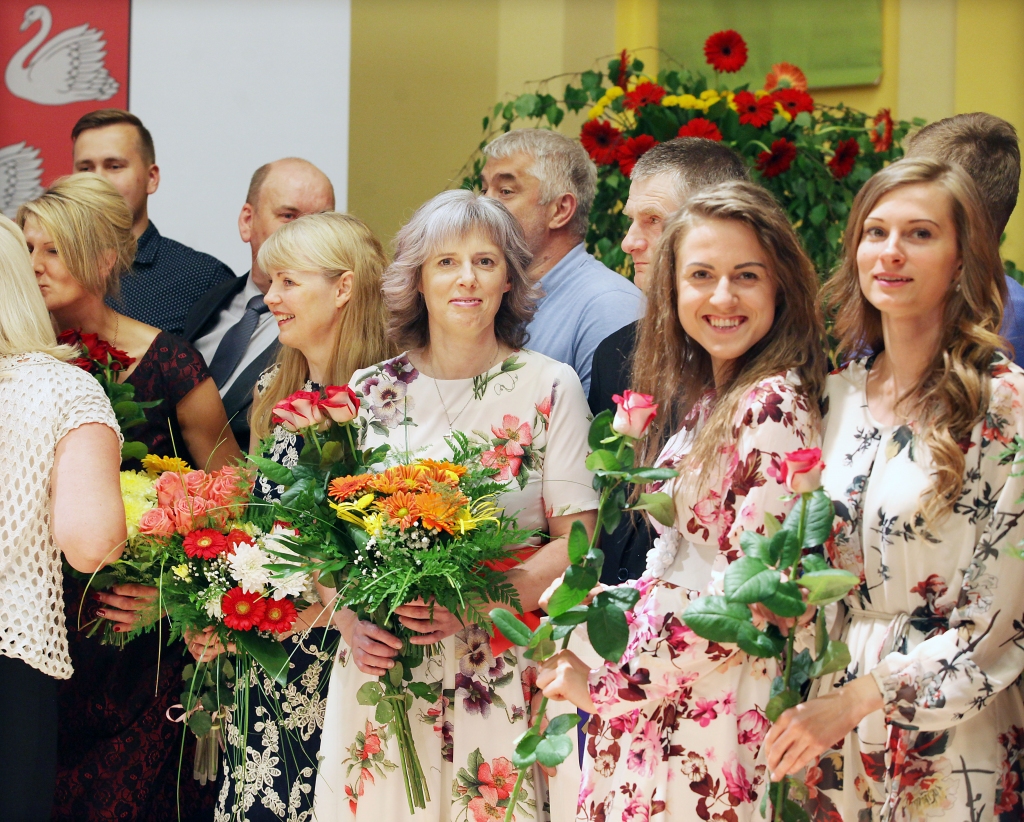 Ģimenes diena Gulbenē un novadā tika atzīmēta ar dažādiem sportiskiem, izzinošiem un kultūras pasākumiem. Par kulmināciju kļuva novada dziedošo, dejojošo, muzicējošo, teātri mīlošo ģimeņu godināšana. Tā notika Gulbenes kultūras centrā. Tā kā šis ir Latvijas lielo Dziesmu un Deju svētku gads, izceltas tika tieši tās ģimenes, kuras aktīvi iesaistās dažādos tautas mākslas kolektīvos un pošas arī piedalīties šīs vasaras lielajos svētkos Rīgā. Par katru ģimeni pastāstīja, katrai dāvāja ziedus un veltīja sirsnīgus apsveikuma vārdus. Visi jutās kā svētkos. “Paldies, ka novērtējāt!” tā pavisam īsi un kodolīgi par nominēšanu godināšanai saka Aiva Rēdere (centrā), kura svētkos piedalījās kopā ar vīru Aigaru un meitām Andu, Dainu un dēlu Rūdi. Ģimenes sievišķīgo daļu Stāmerienā un novadā  pazīst kā aktīvas amatiermākslas kolektīvu dalībnieces. Mamma Aiva ar Dainu spēlē teātri, viņām priekšā ir dalība šīs vasaras lielo Dziesmu un Deju svētku programmā Rīgā. Anda muzicē Gulbenes pūtēju orķestrī. Rūdis kopā ar tēti atbalsta ģimeni visos kultūras pasākumos. 
Autors: Gatis Bogdanovs
