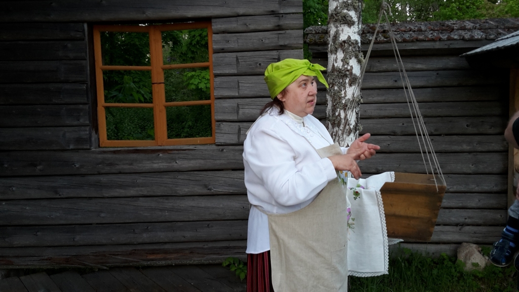 “Silmačos” apmeklētājus sagaidīja “Silmaču” muzeja saimniece Sandra Āre. 
Autors: Inita Savicka