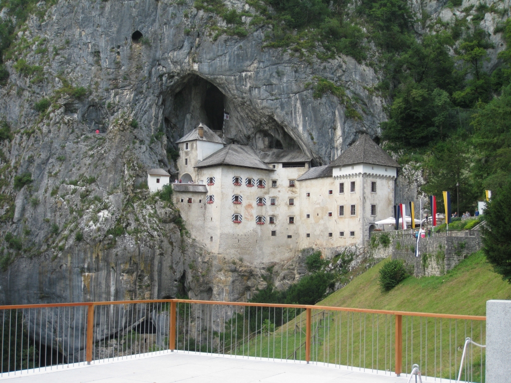 Pirmo reizi ieraugot šo ainavu, aizraujas elpa! Augšējā attēlā - ieeja alās zem pils.
Autors: Pārsla Konrāde