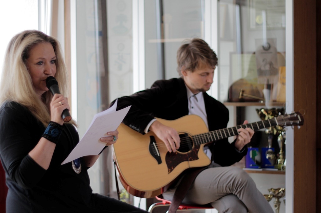 Otro “Skanošās prozas” performanci radīja rakstniece Dace Vīgante un ģitārists Reinis Jaunais. 
Autors: no Gulbenes novada bibliotēkas arhīva