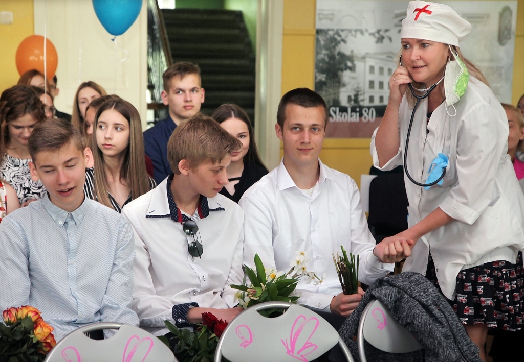 Gulbenes novada valsts ģimnāzijā uz pēdējo zvanu ieradās arī skolēnu vecāki. Vecāki ar humoristisku pieskaņu centās jauniešiem sniegt palīdzību, kur doties tālāk pēc skolas absolvēšanas, lai nav neziņa un uztraukums, jo tas var novest pie veselības problēmām. Ārsta lomā – Dace Ilva.
Autors: Gatis Bogdanovs