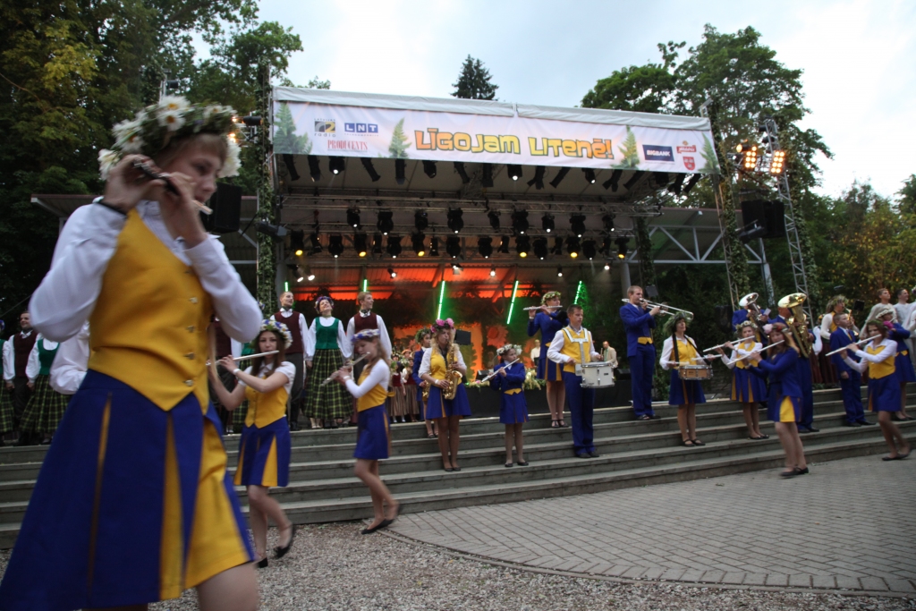 Pirms pāris gadiem vasaras plaukumā litenieši un Litenes viesi pulcējās kopā, lai estrādē kopīgi līgotu. 
Autors: no “Dzirksteles” arhīva