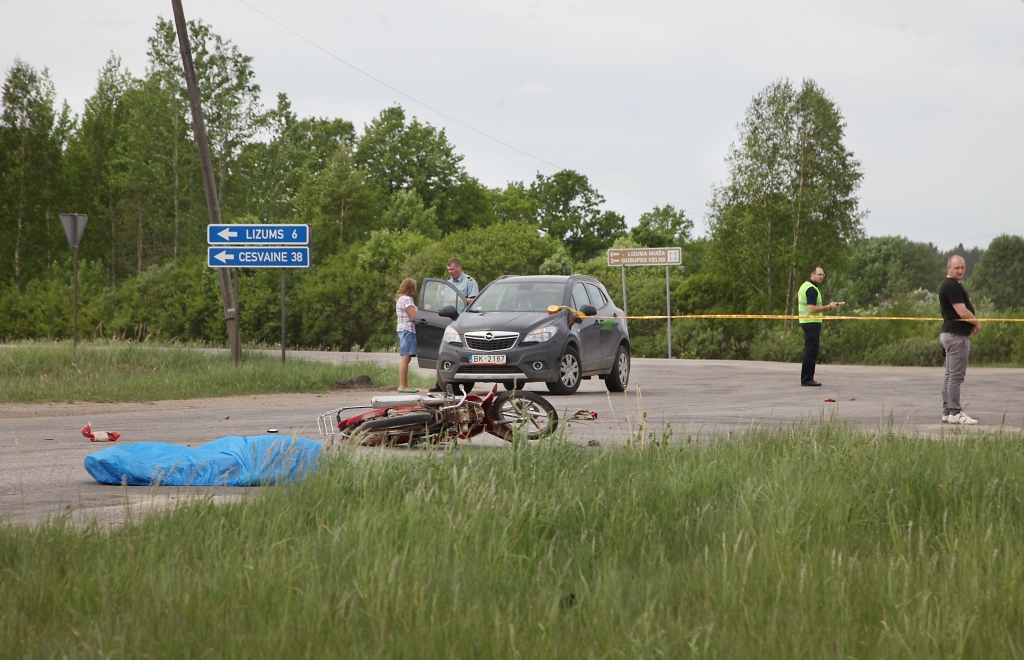 Otrdien smaga avārija notika Lizuma pagastā. Mopēdists izraisīja sadursmi ar kokvedēju.
Autors: Gatis Bogdanovs