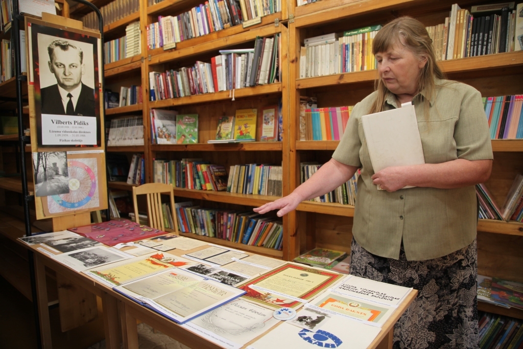 Otrdien Lizuma vidusskolas bibliotēkā kopā sanāca skolotāji un dalījās savos atmiņu stāstos par spilgtu personību, spilgtu līderi – Vilbertu Pidiku. 
Autors: Gatis Bogdanovs