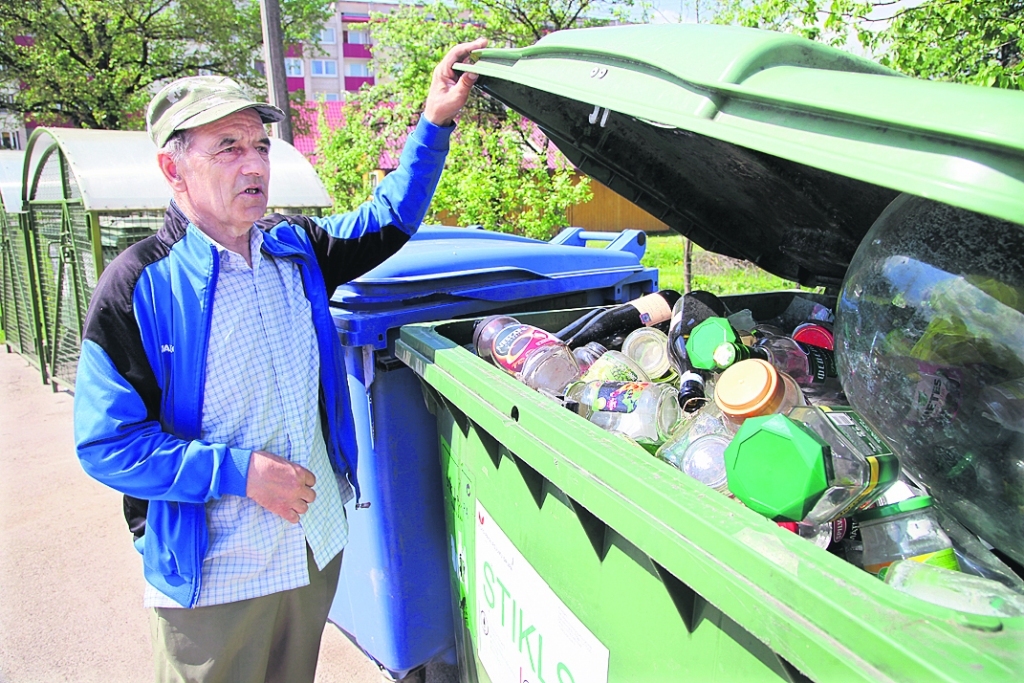 Aleksandrs Vasiļjevs novērojis, ka arī uz atkritumu tvertnēm ir uzrakstīts, ko drīkst un ko nedrīkst mest, bet neviens to nelasot.
Autors: Gatis Bogdanovs